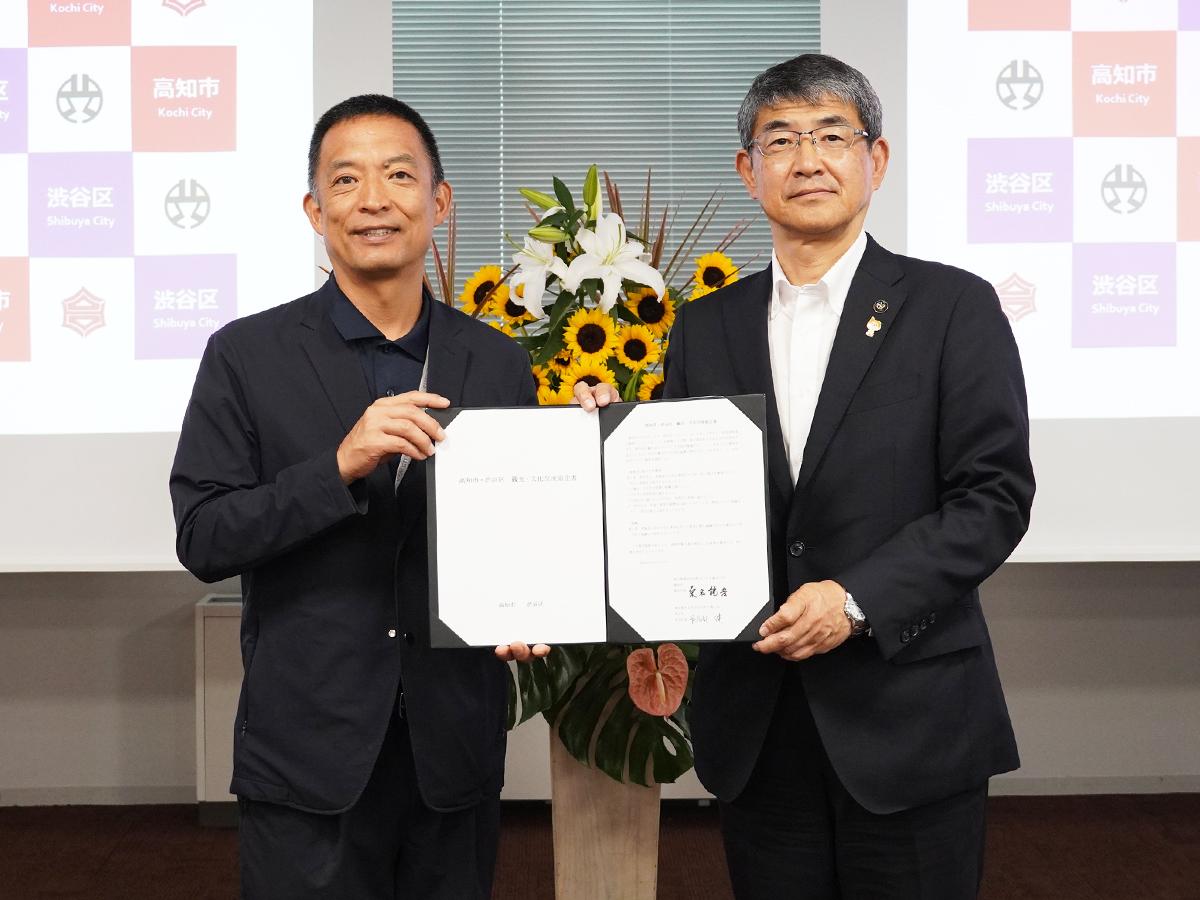 （左から）長谷部健渋谷区長と桑名龍吾高知市長