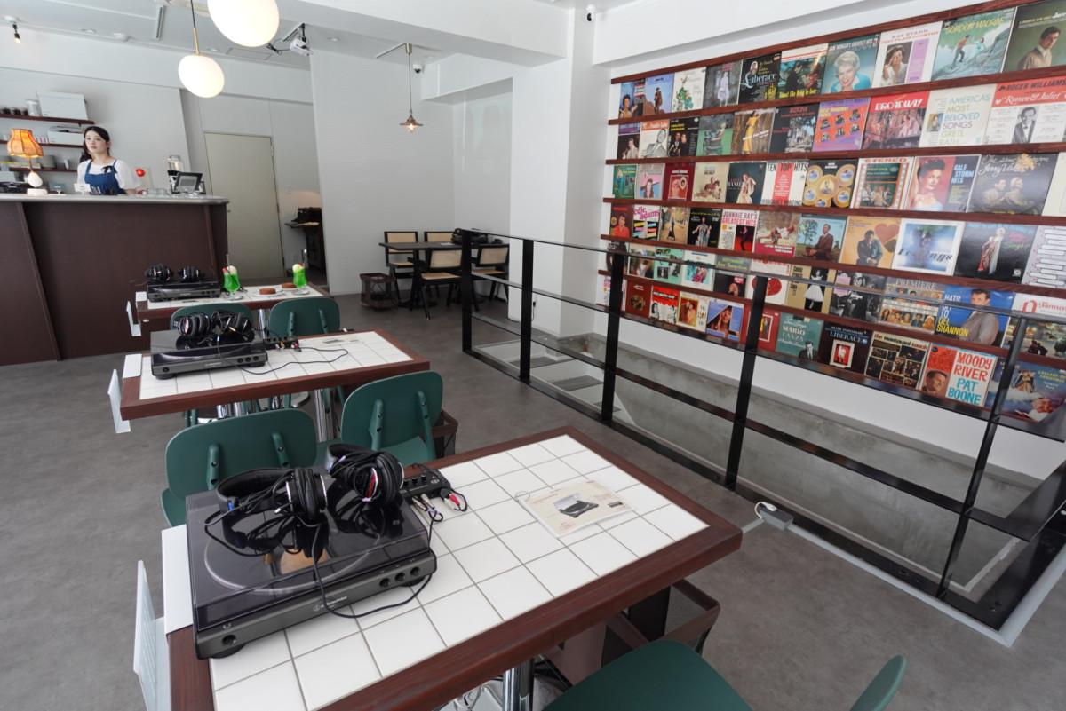 「レココ渋谷 side A店」店内。各テーブルにはターンテーブルとヘッドセットが置かれている