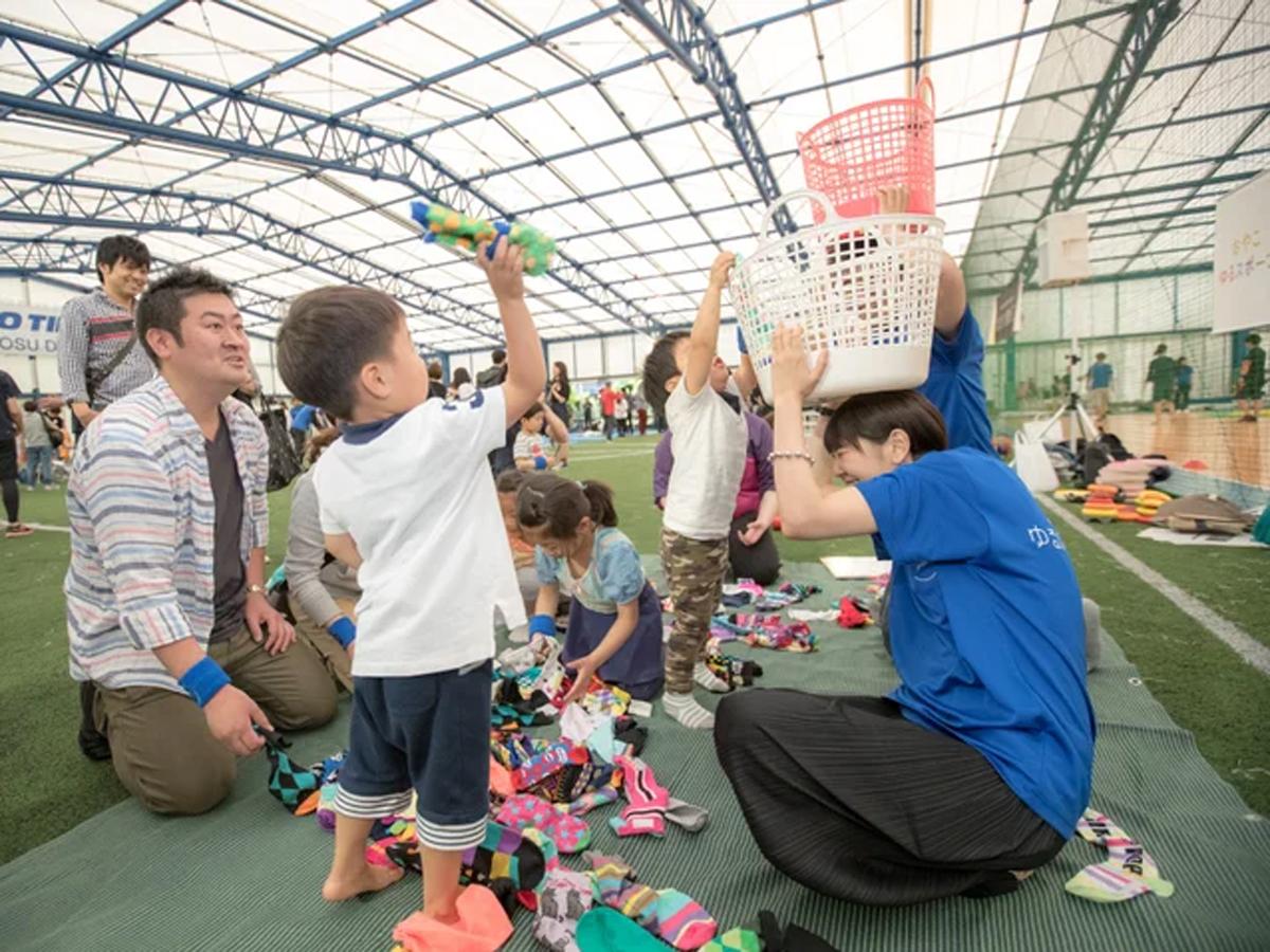 同じ柄の靴下を探し一つにまとめてかごに投げ入れる「くつしたまいれ」のイメージ