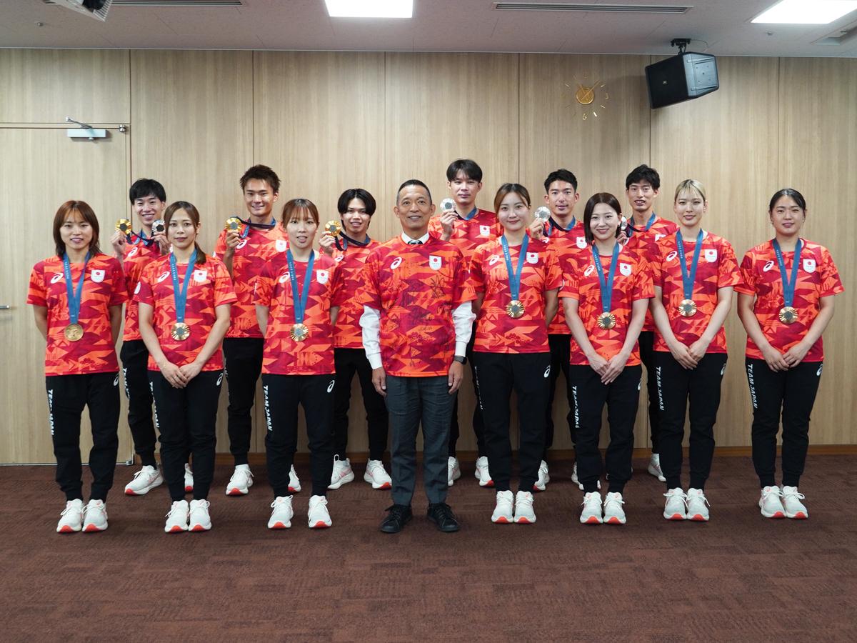 渋谷区長らを表敬訪問したフェンシング日本代表選手ら