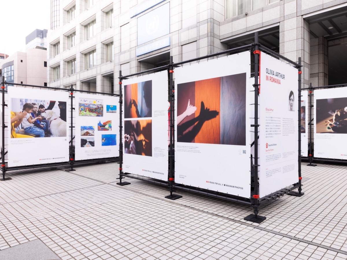 国連大学前で開かれている写真展の様子