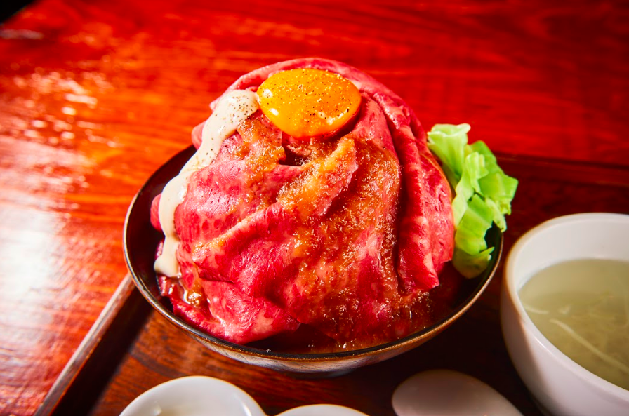 黒毛和牛のローストビーフ丼定食（Mサイズ1,980円）