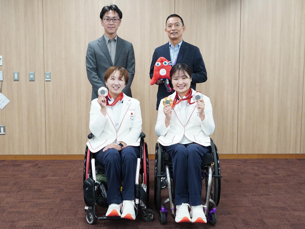 （左上から時計回りで）伊藤林太郎教育委員長、長谷部健渋谷区長、里見紗李奈選手、山崎悠麻選手