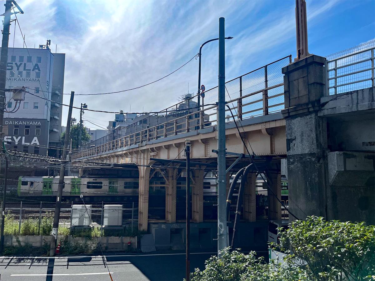 JR線をまたぐ「猿楽橋」（2024年10月撮影）