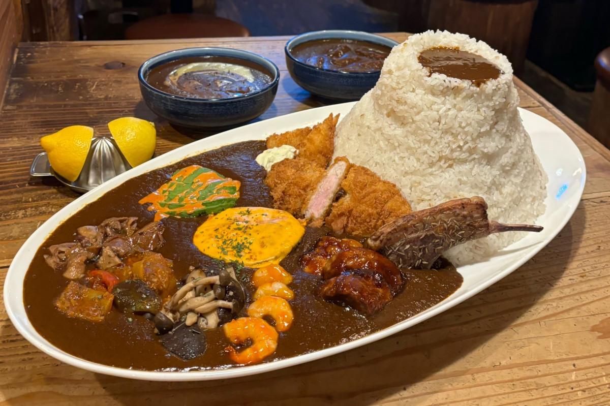 特大のカレーを三原山に見立てた「三原山盛りカレー」（1万6,500円、1日1食限定、月曜〜土曜のみ、前日までの要予約）