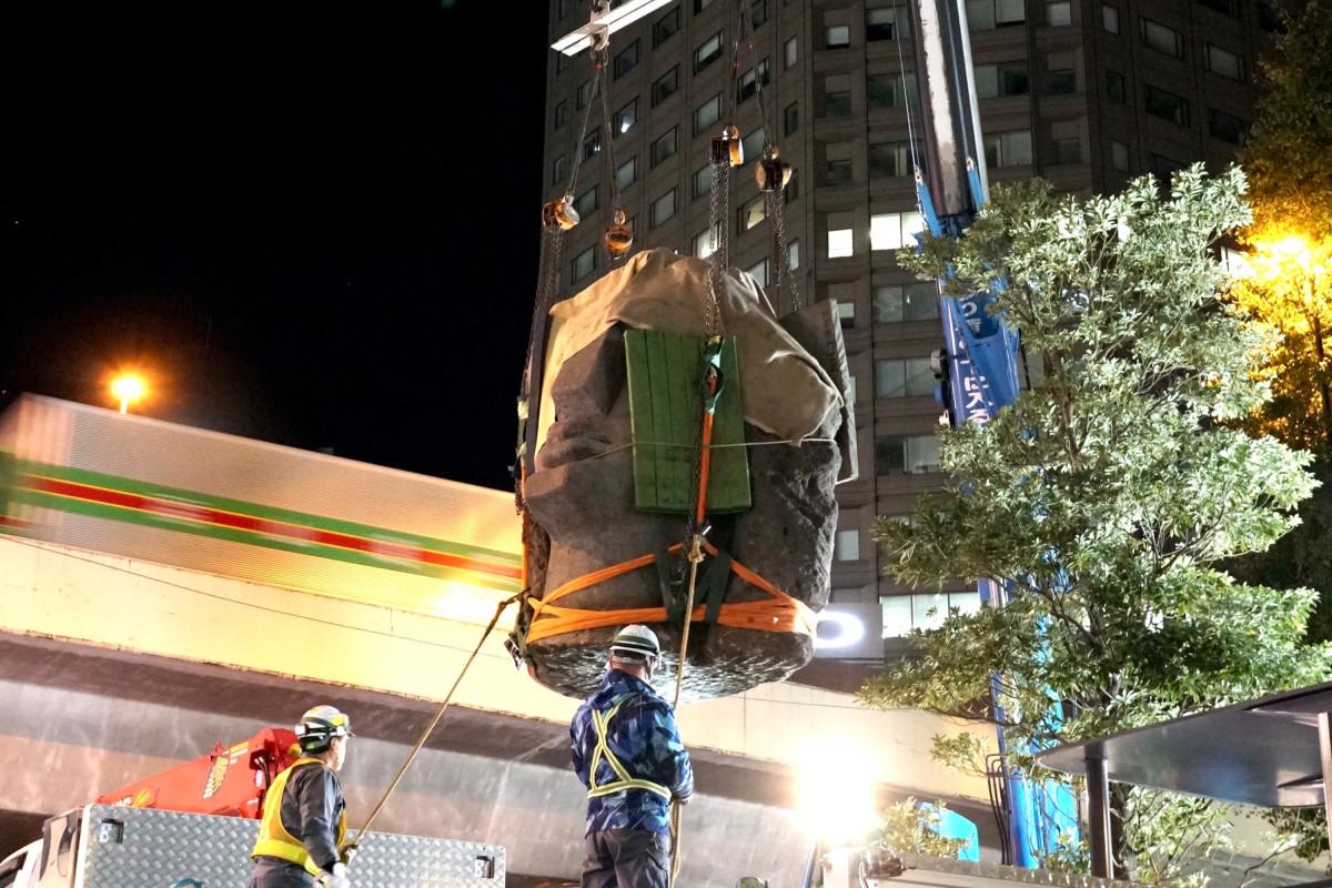 11月29日深夜、移設場所への設置作業のためクレーンでつり上げられたモヤイ像