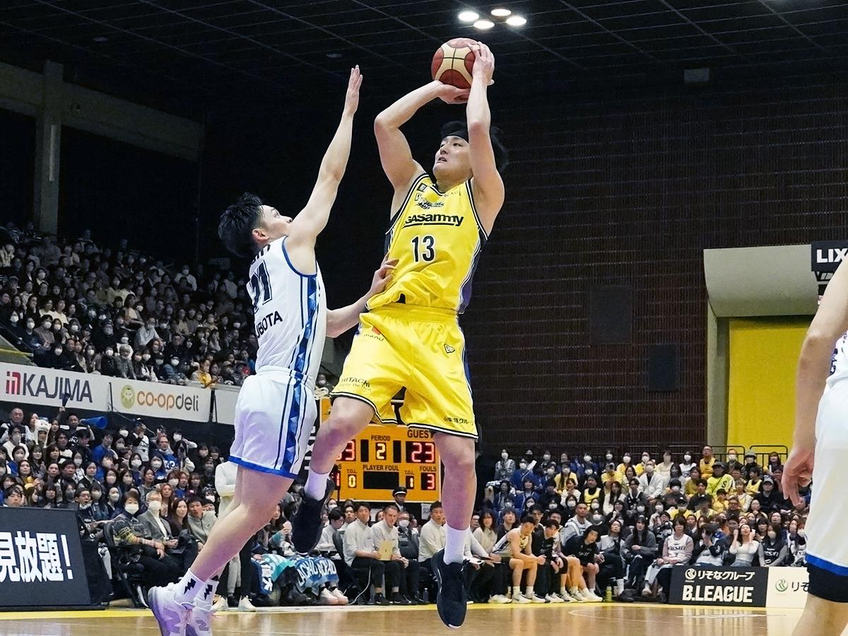 高確率でシュートを決め16得点を挙げるなどした田中大貴選手（右）