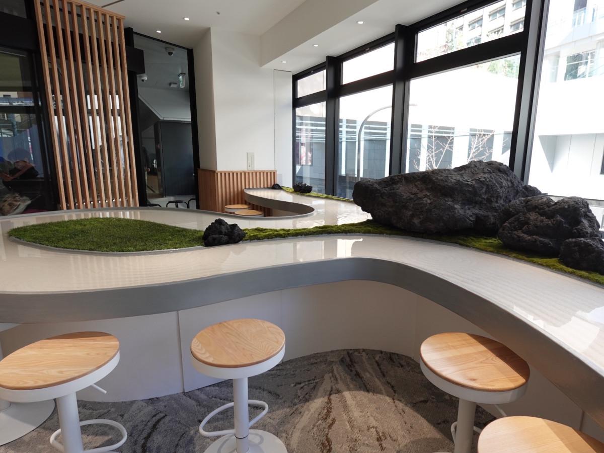 湾曲した水テーブルのカウンターがある店内