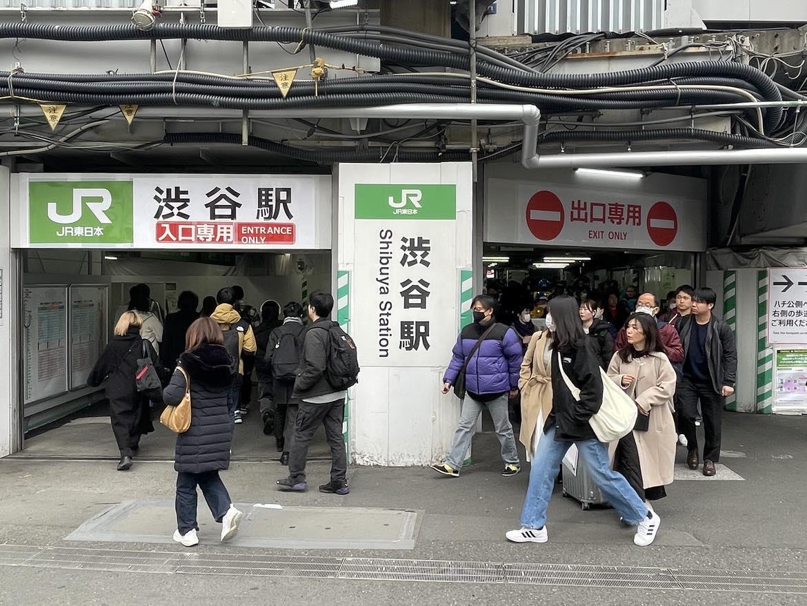 JR渋谷駅「ハチ公改札」外の通路。改札の移設で一方通行に変わった