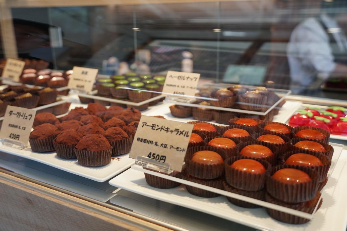提供する本格的なチョコレート（写真＝店内のショーケース）