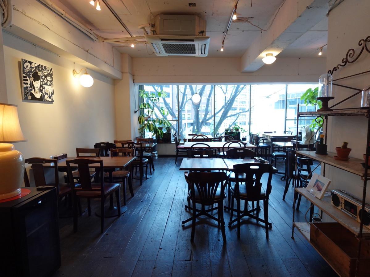 アンティーク家具などが並ぶ店内