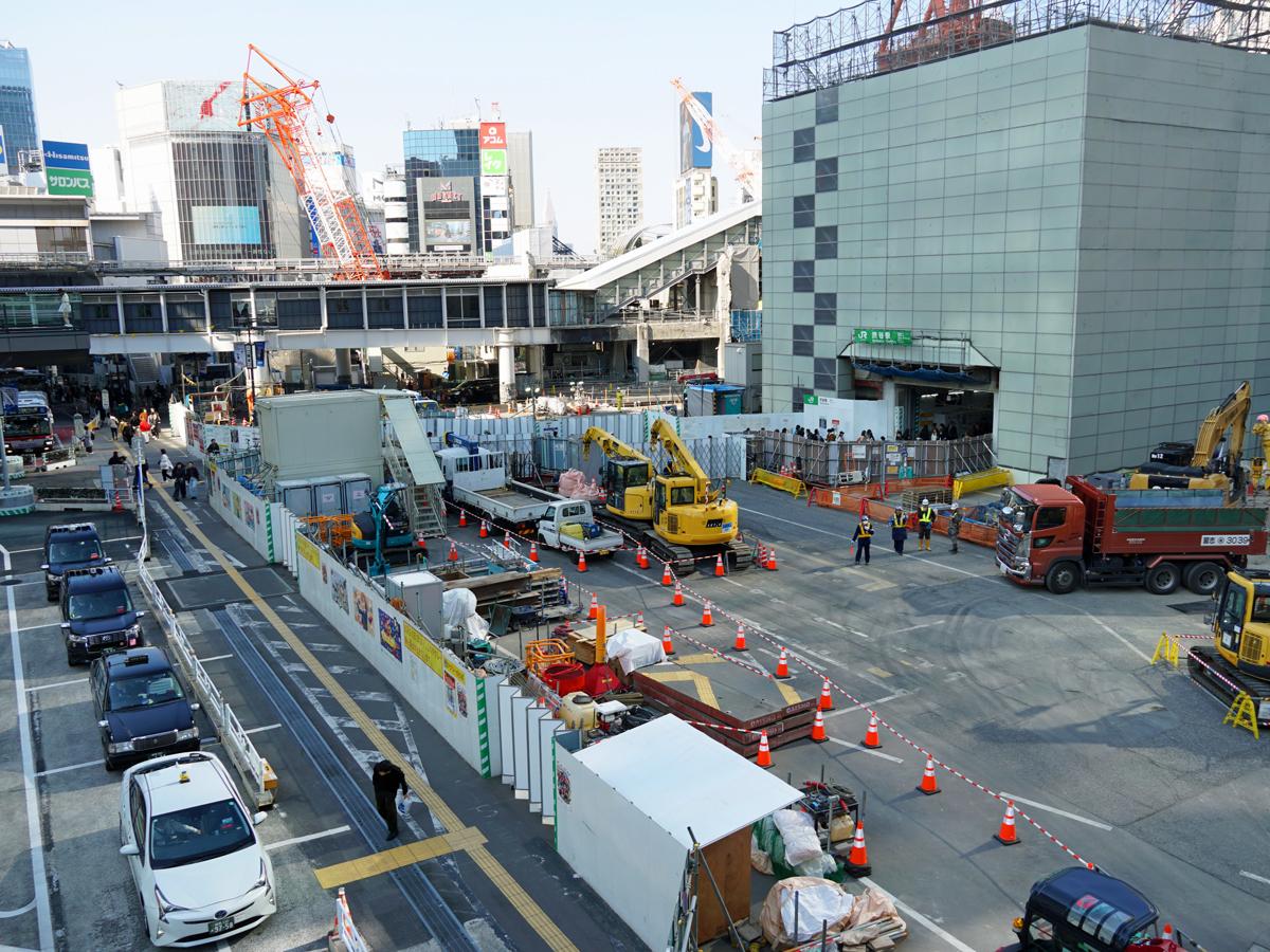 工事が進む渋谷駅西口（写真左＝今回閉鎖されるタクシー乗り場、右＝旧東急東横店と共に解体が進むJR渋谷駅南口改札付近）