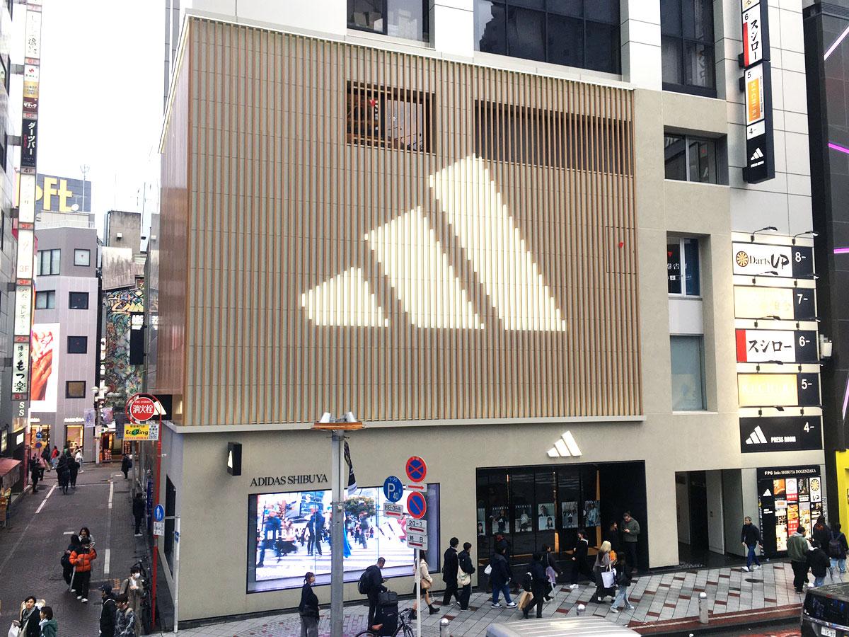 ウッドルーバーを配する店舗外観