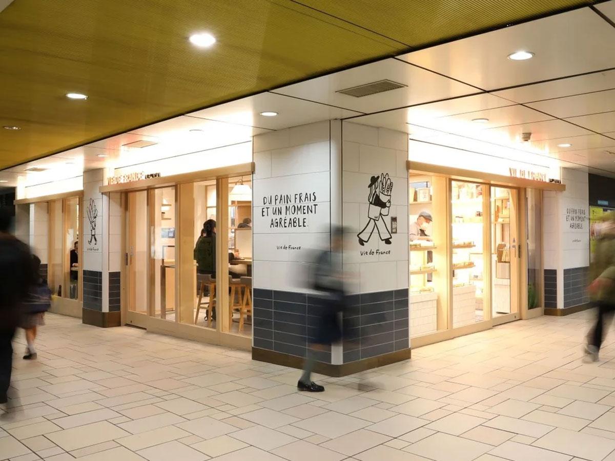表参道駅構内に位置する店舗外観