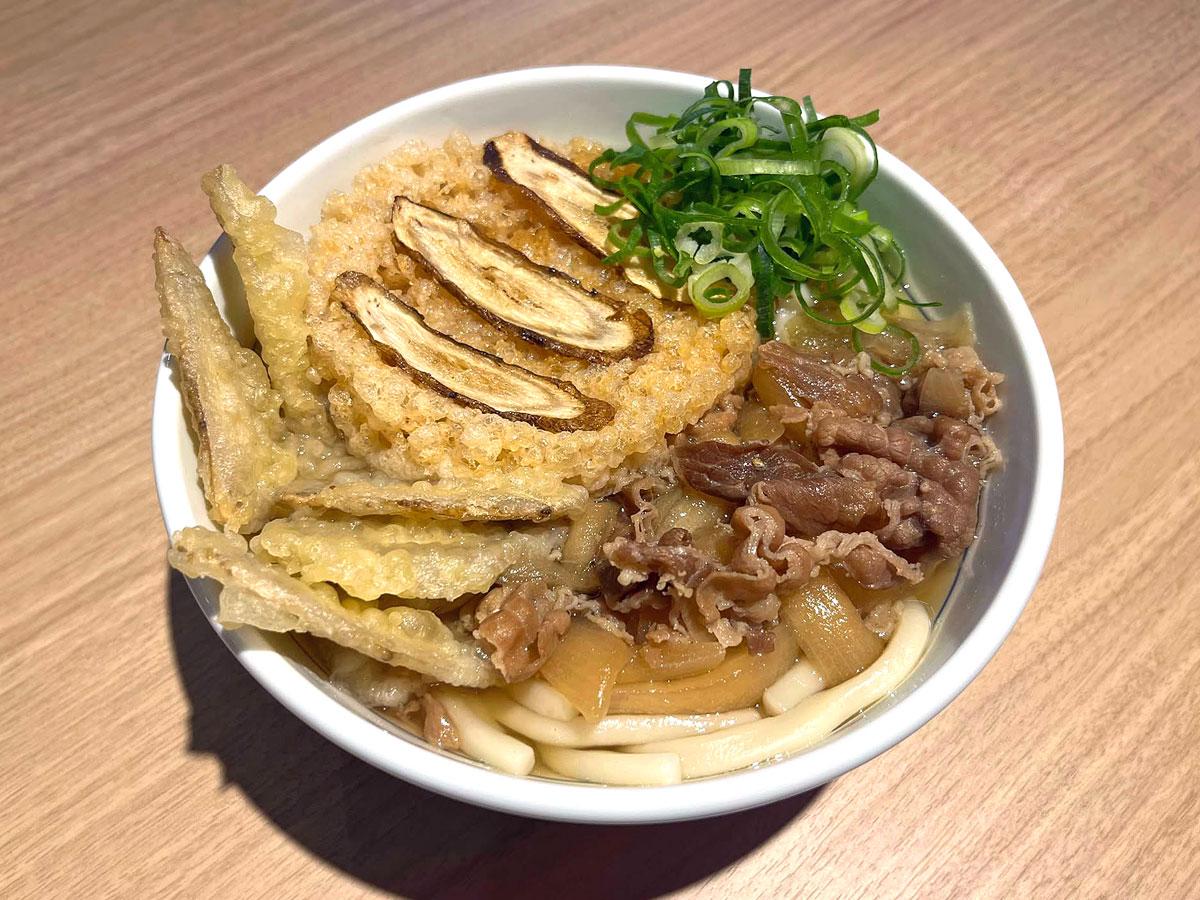 定番メニューの「肉ごぼう天うどん（モダン）」（1,250円）