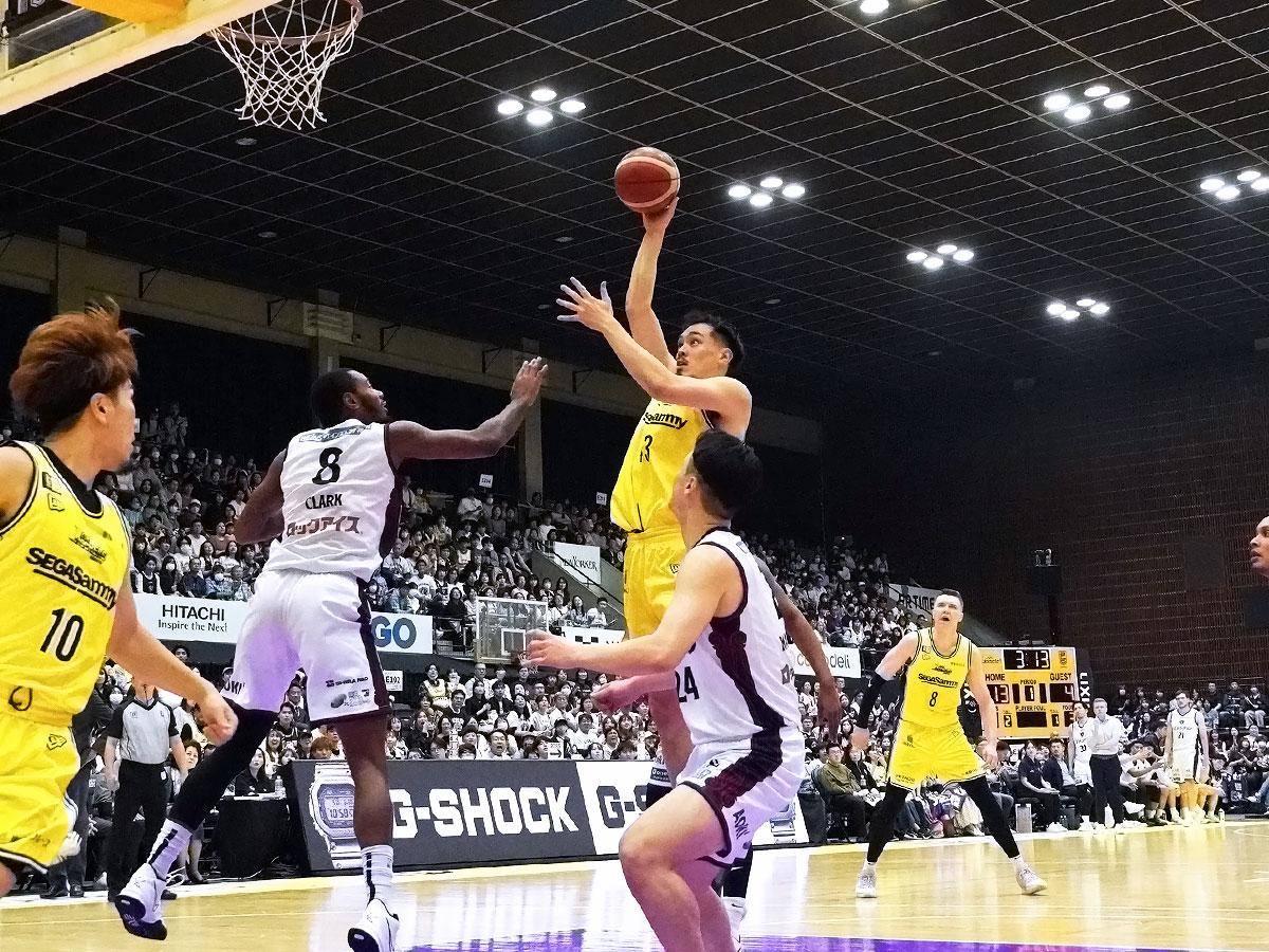 ゴール下の合わせなどで6得点を挙げた永吉佑也選手（写真中央奥）