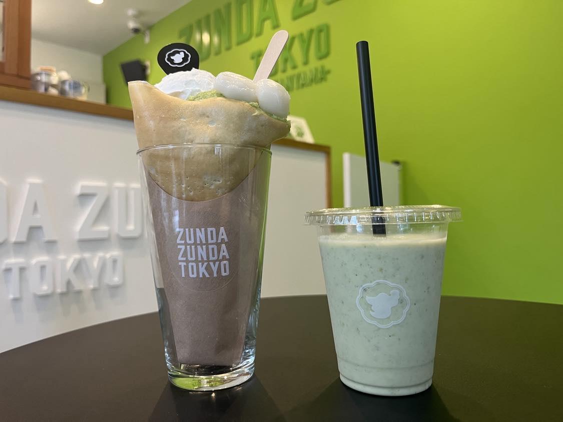 「ZUNDA ZUNDA代官山店」で提供するずんだクレープ（写真左）とずんだ生シェイク