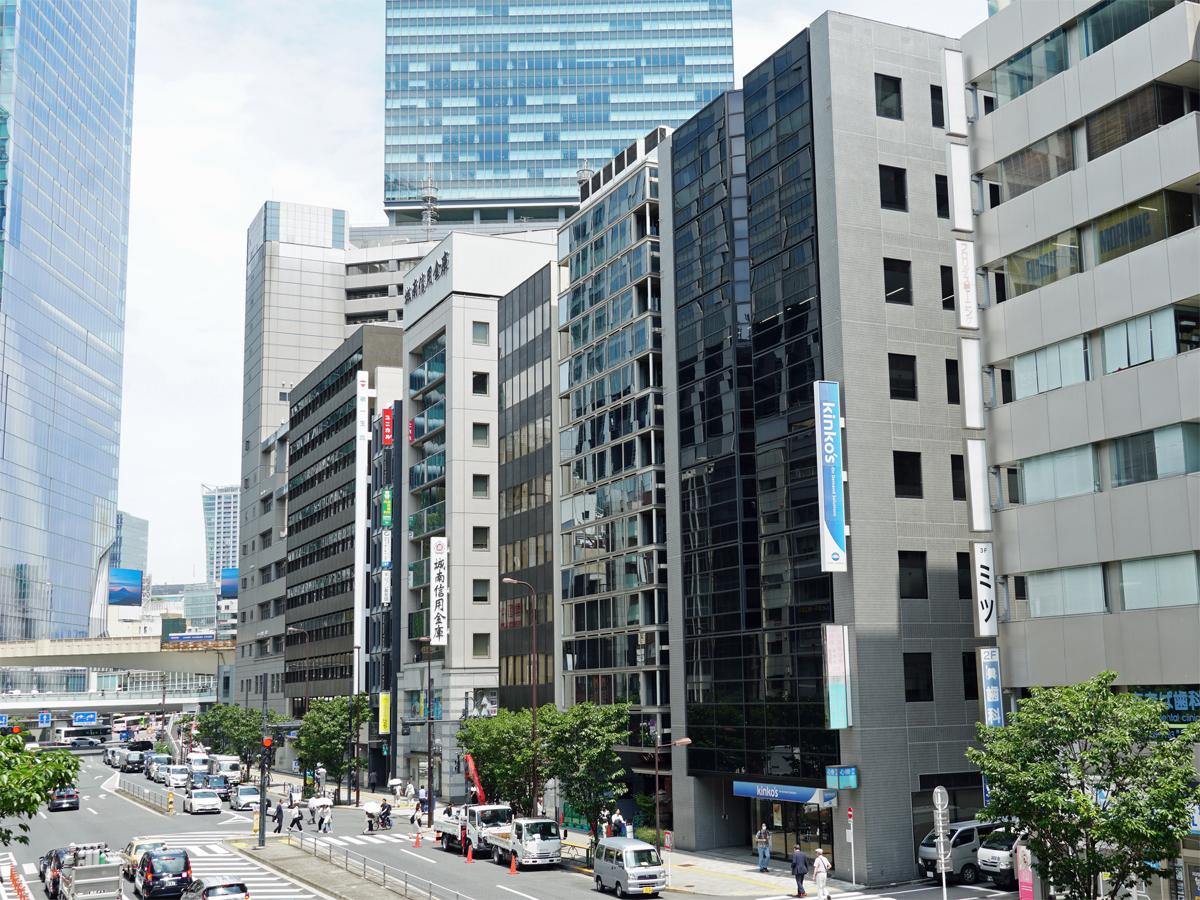 解体されるビルが並ぶ渋谷・明治通り沿い（写真中央＝解体される3棟）