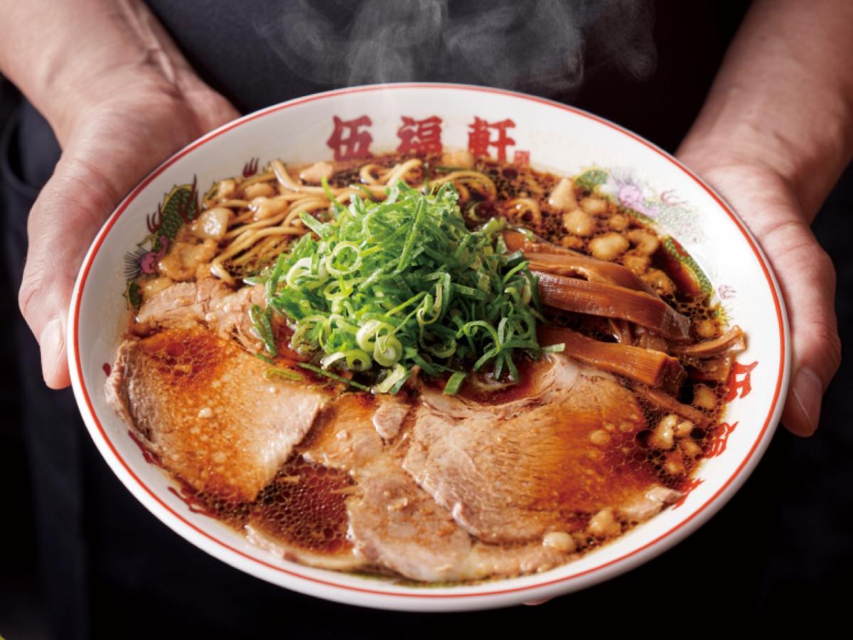 濃口しょうゆなどをかえしに使う「背脂黒醤油ラーメン」