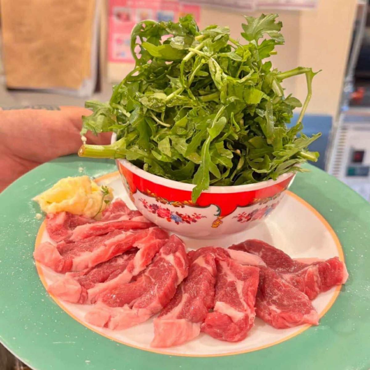 ルッコラとカルダモンバターで食べるジンギスカン「モンゴル大草原」