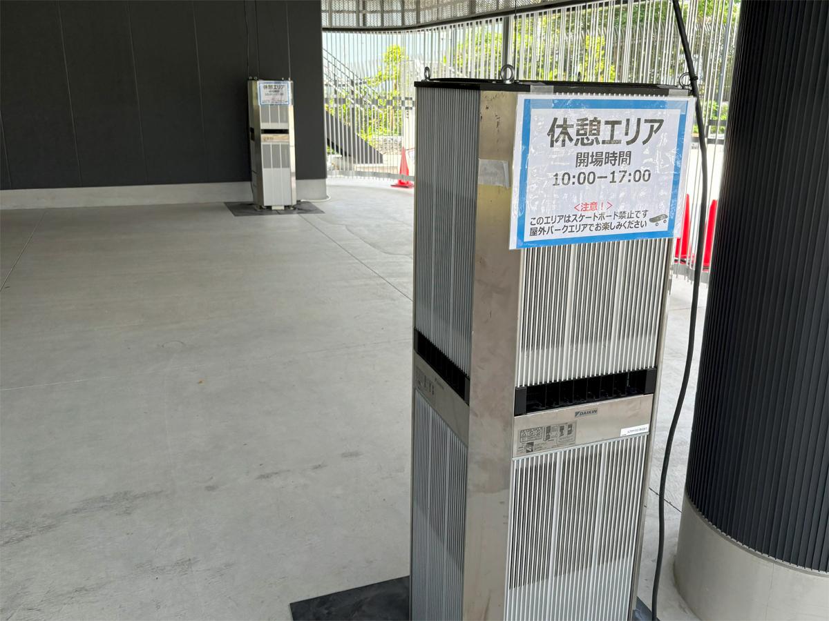代々木公園「BE STAGE」屋外スペースに設置されたダイキンの屋外エアコン