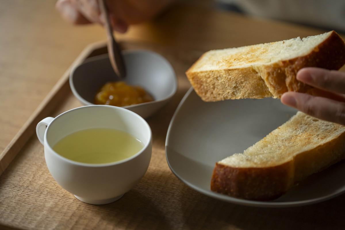 お茶に合わせてトーストなどの食事メニューも提供（写真＝イメージ）