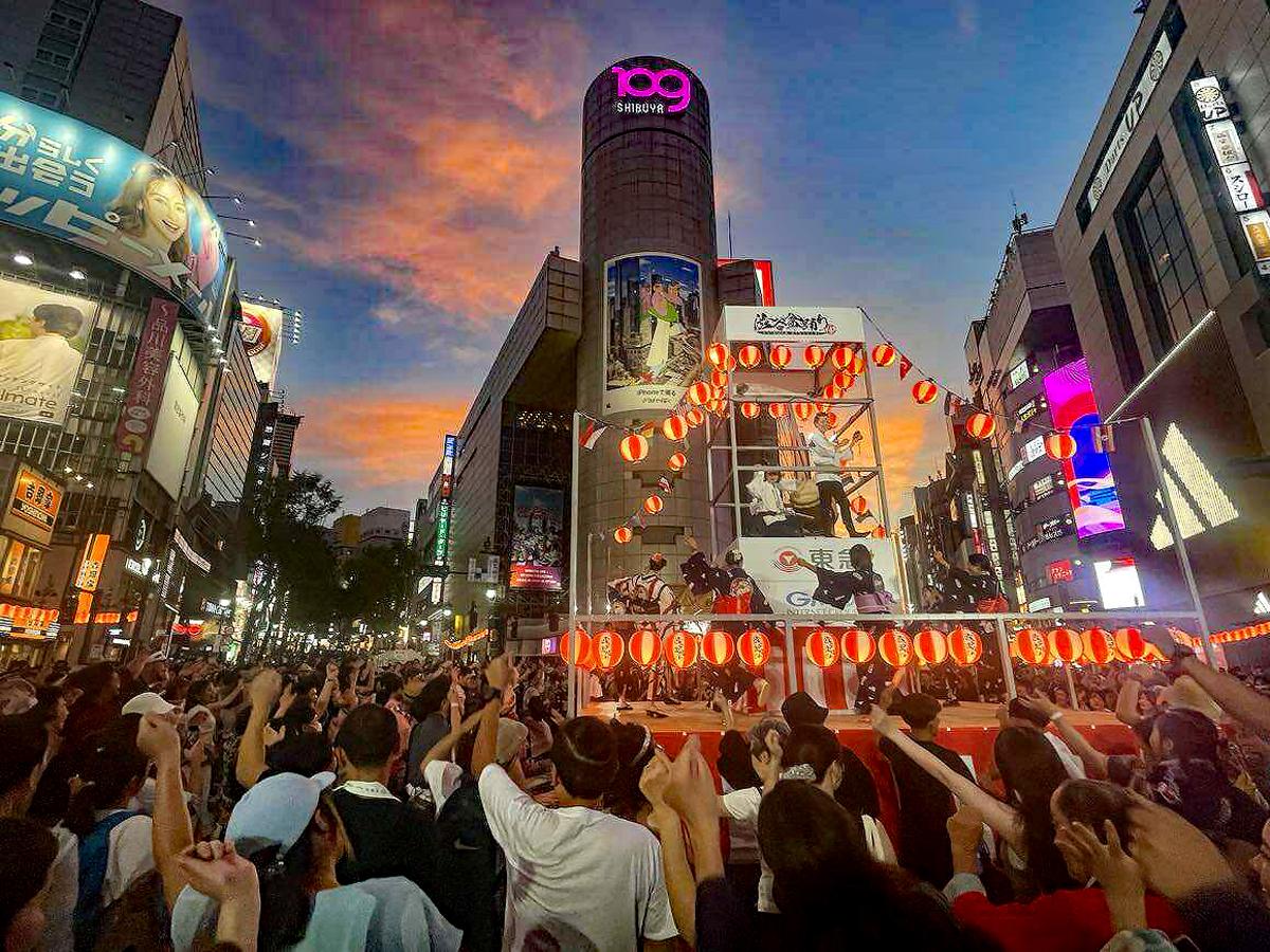 「ダンシングヒーロー」の曲で盛り上がりを見せる「渋谷盆踊り」の会場