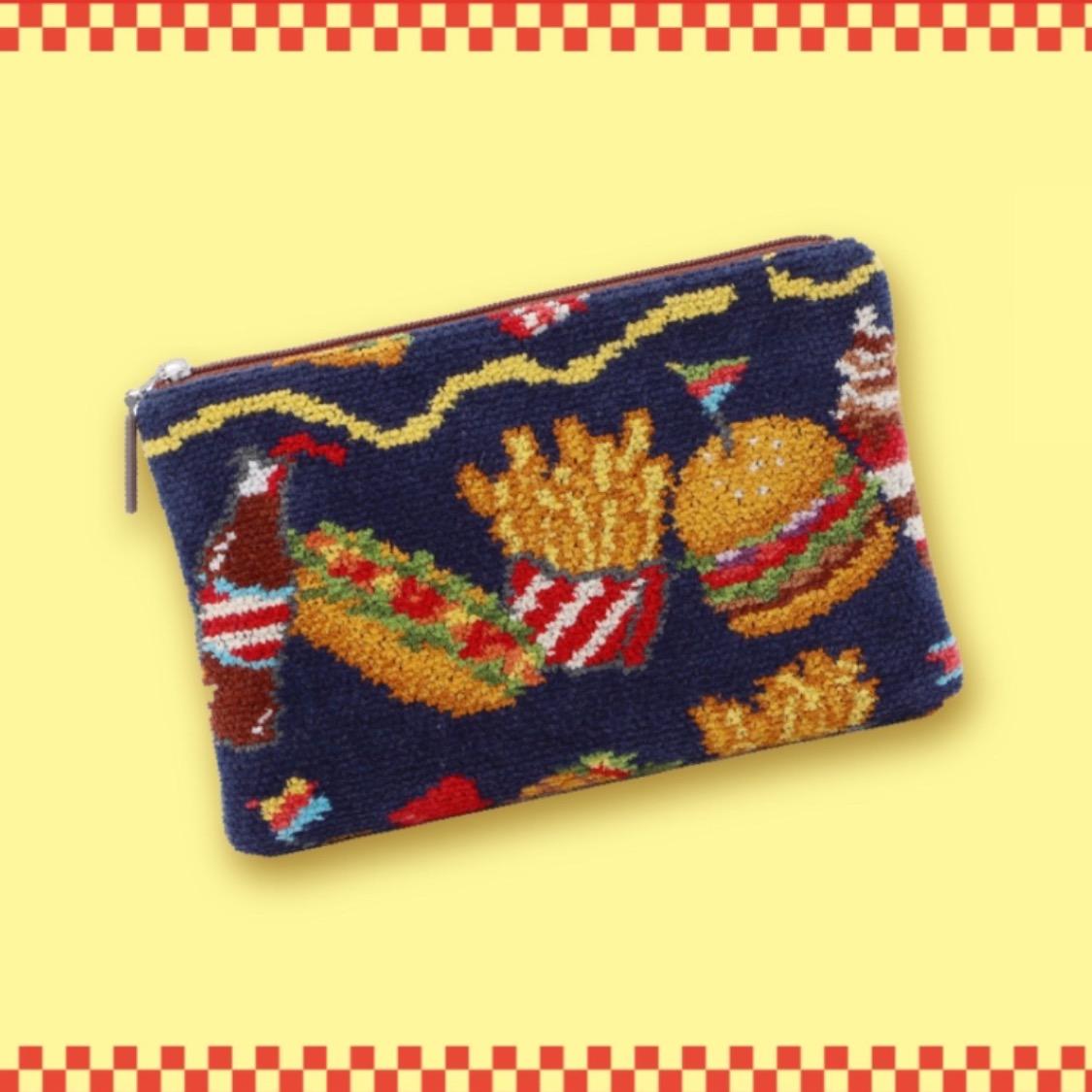 同店限定で販売する「BURGER SHOP」デザインのフラットポーチ（Sサイズ、5,500円）