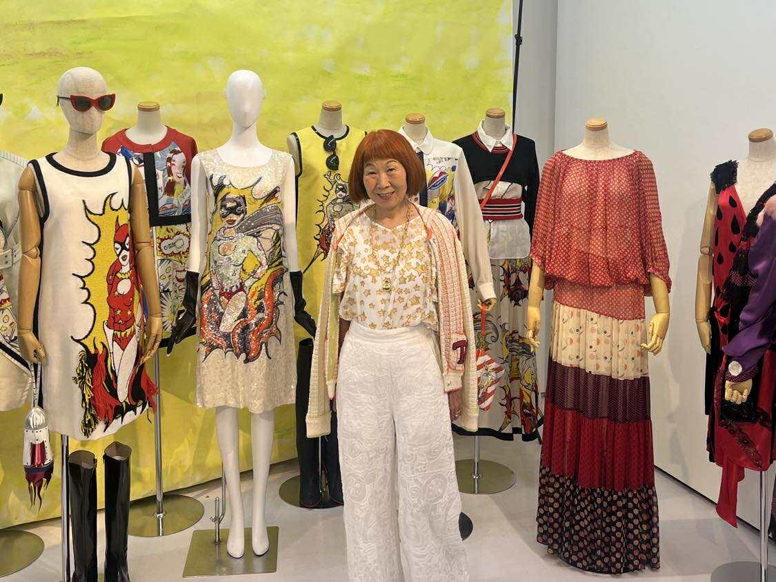 自身が手がけてきた作品を前に笑顔を見せるデザイナー津森千里さん