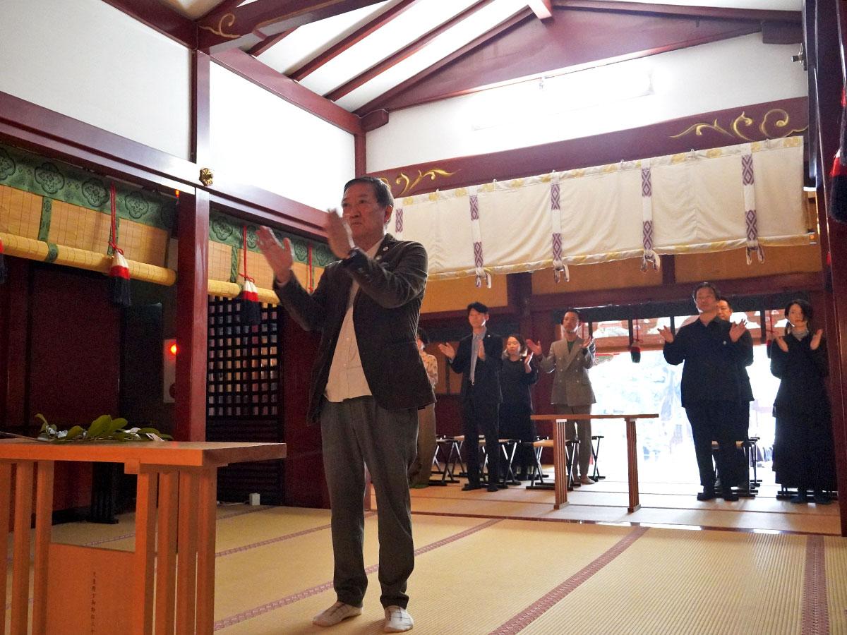 成功祈願に臨んだ大西賢治実行委員長（手前）ら