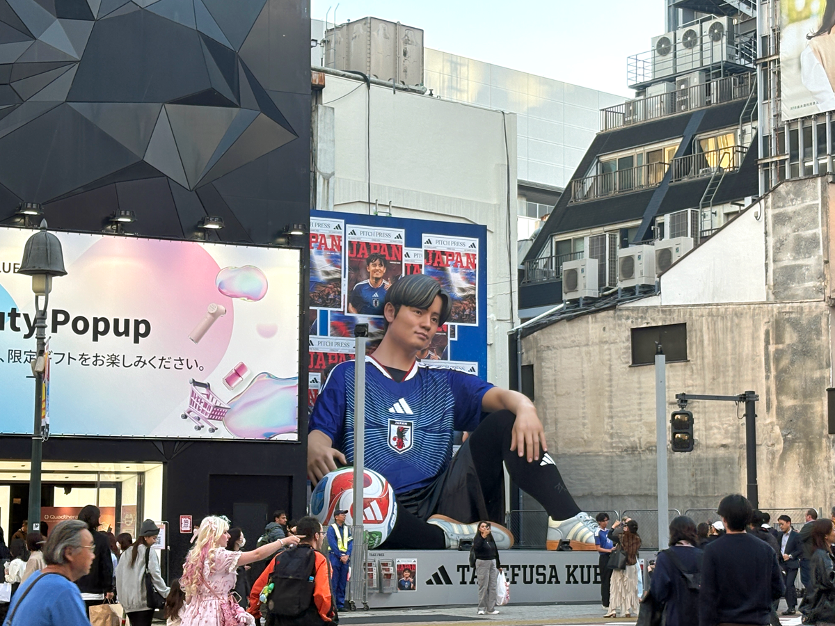 渋谷の街なかに出現した巨大な久保選手の「ビッグタケ モニュメント」