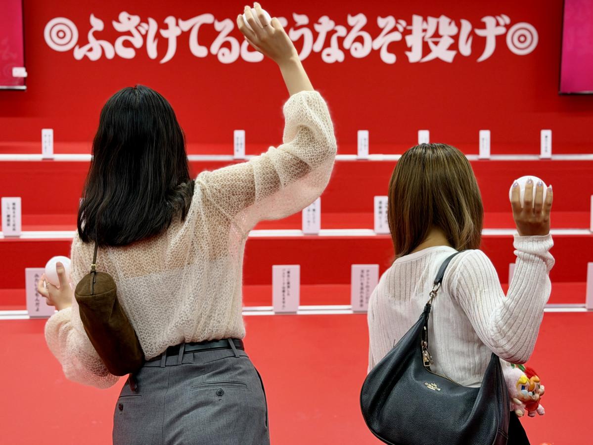 ボールを投げてイライラする言葉にぶつける体験型企画「ふざけてるとこうなるぞ投げ」