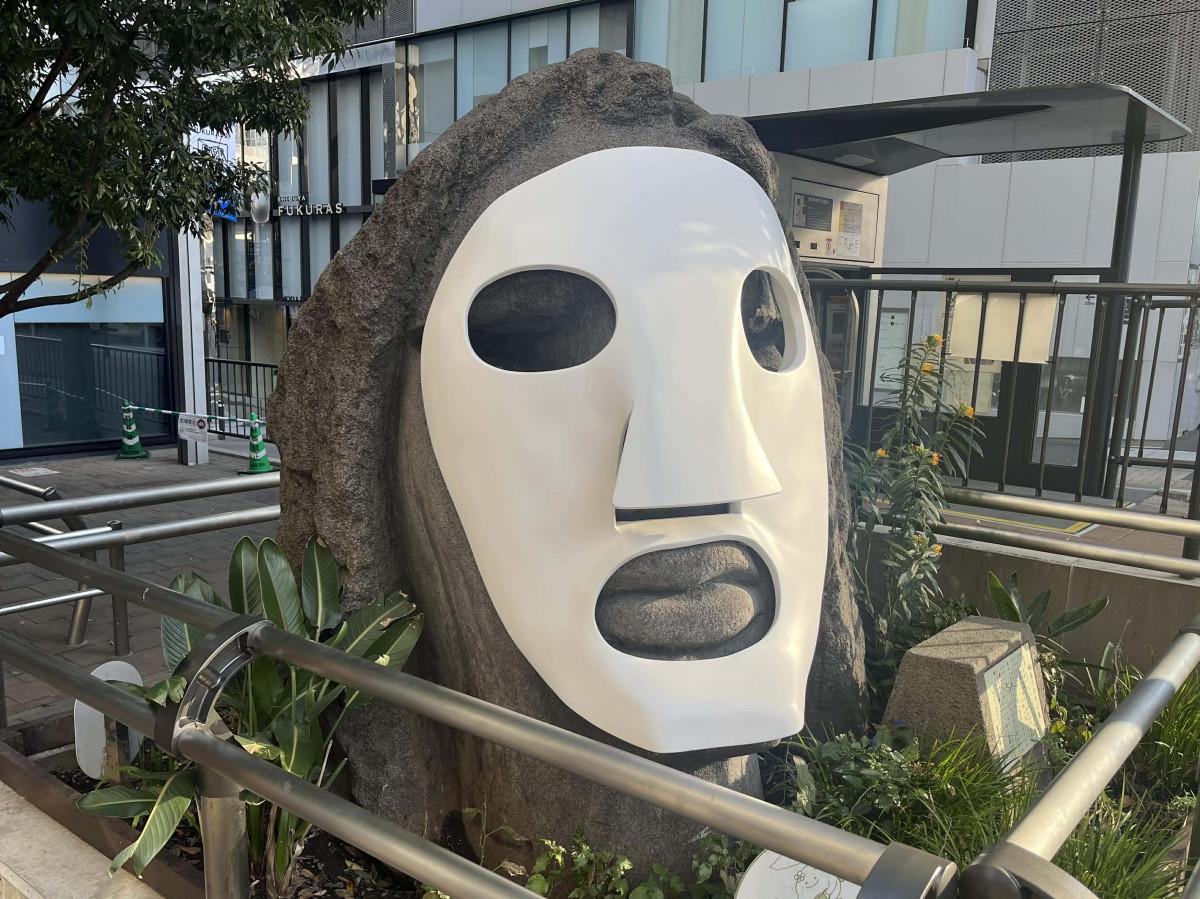 朝日に照らされ、顔一面を「シートマスク」で覆った渋谷・モヤイ像