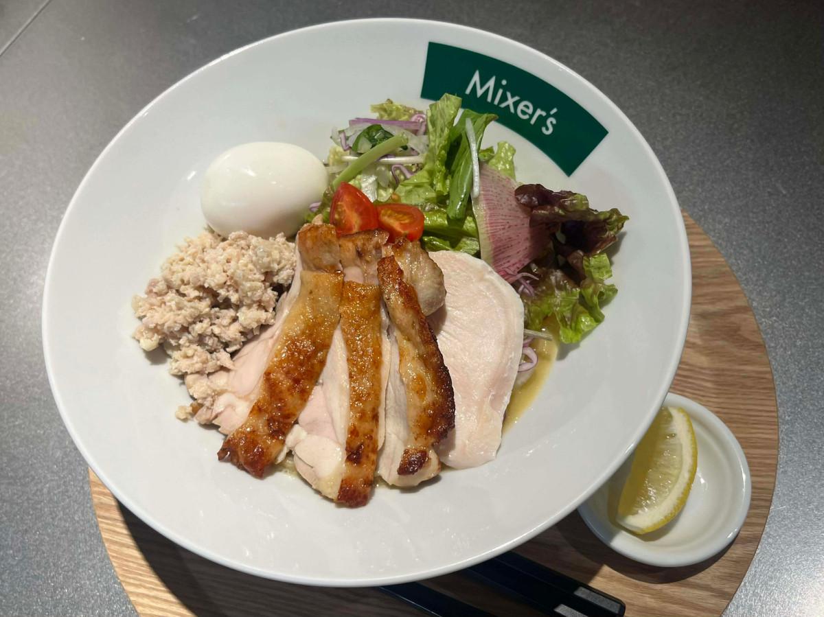 鶏白湯ベースにグリルチキン、サラダ、鶏そぼろなどを混ぜる「グリルチキンサラダ（特製）」
