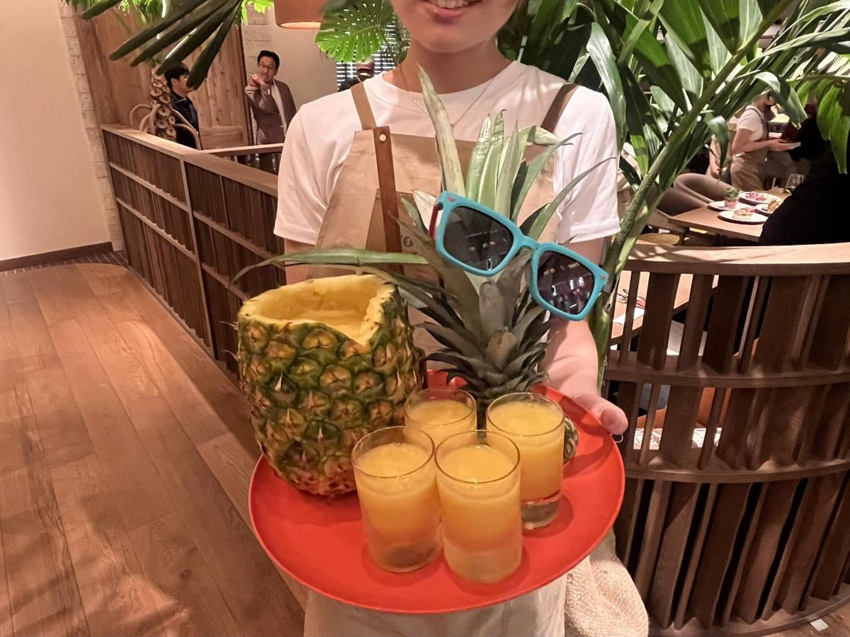新業態1号店となる「グッドネス」ではアルコールも提供（写真＝「パイナップル・テキーラボウル」）