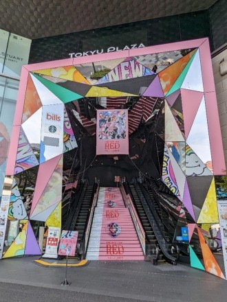 Adoさん 新世界 流れる階段が原宿に ワンピース 新作映画をpr ニュース地図 シブヤ経済新聞