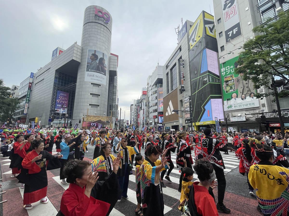 渋谷駅前で練り歩く踊り連
