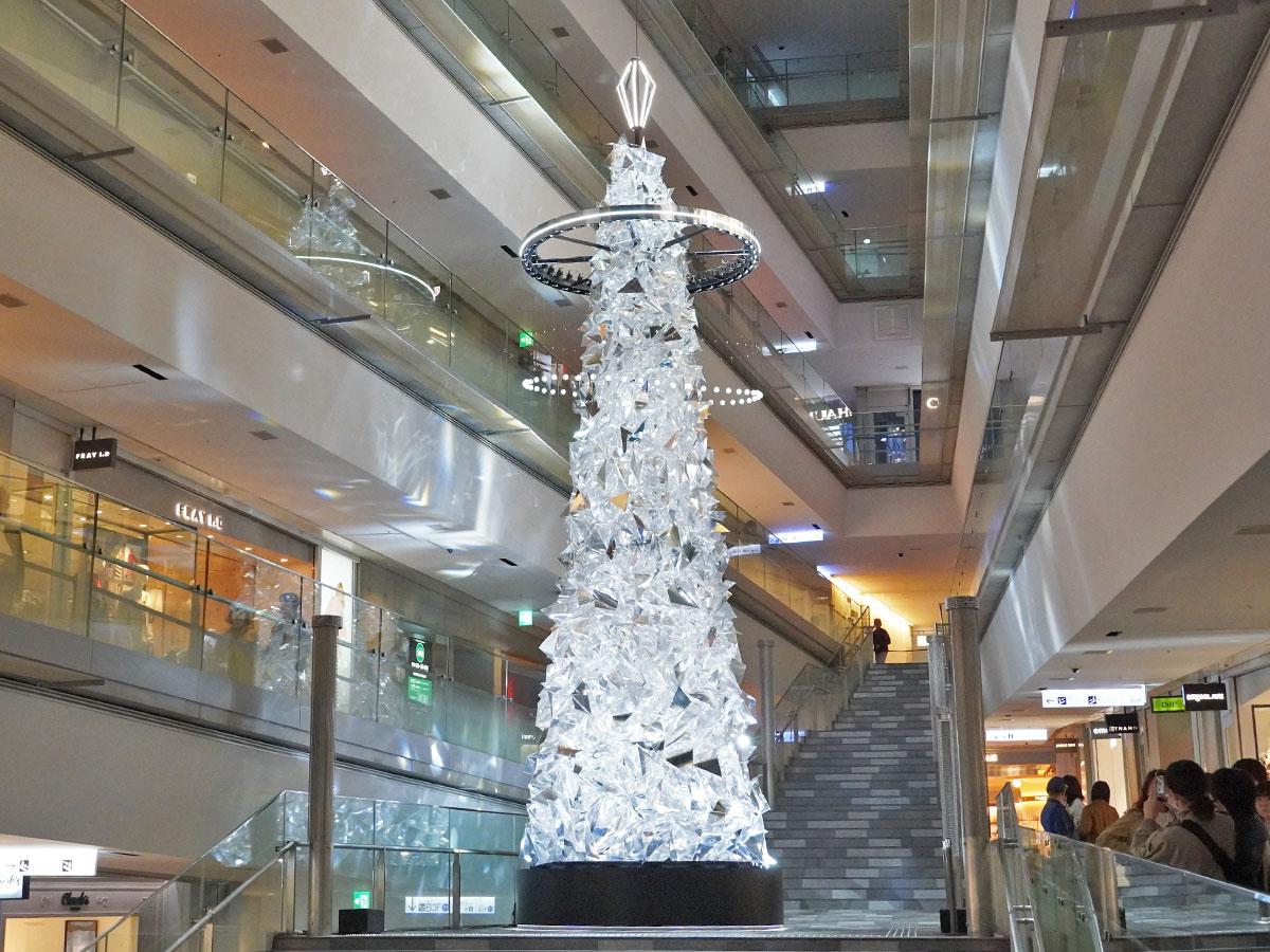 吹き抜け大階段に設置されたクリスマスツリー