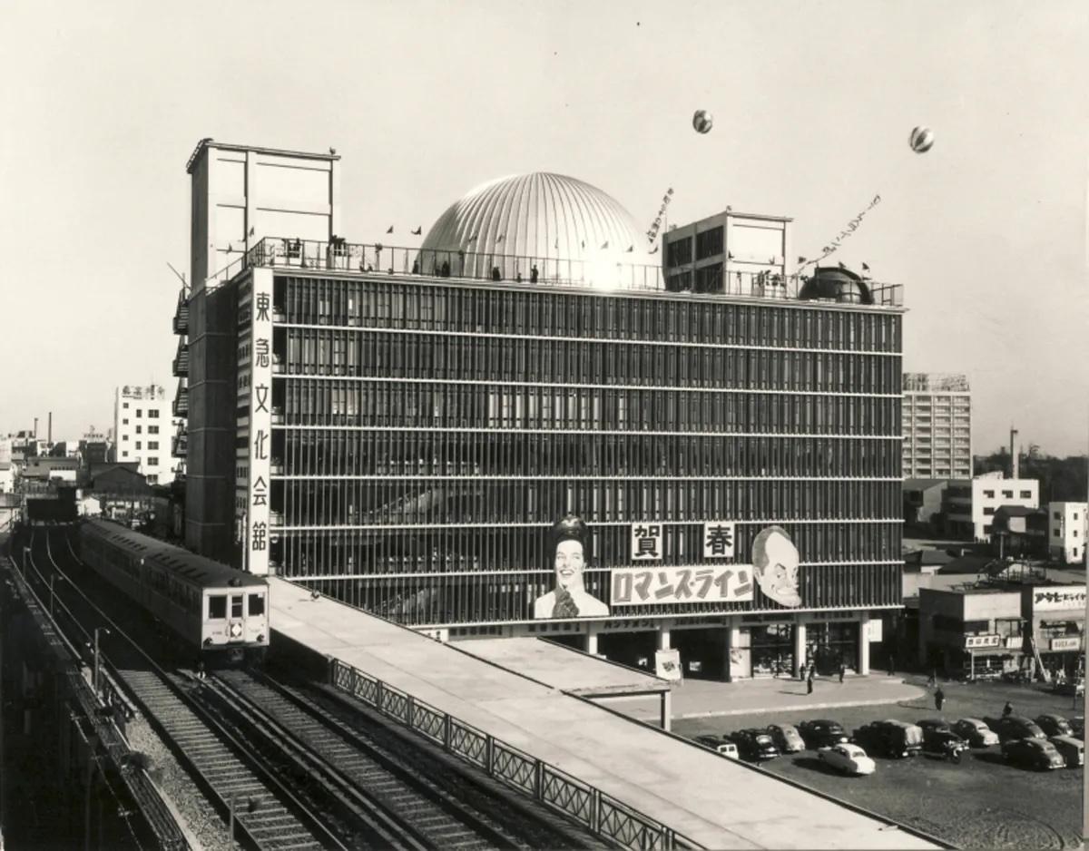 「東急パンテオン」など4館が入居していた「東急文化会館」（1957年、白根記念渋谷区郷土博物館・文学館蔵）