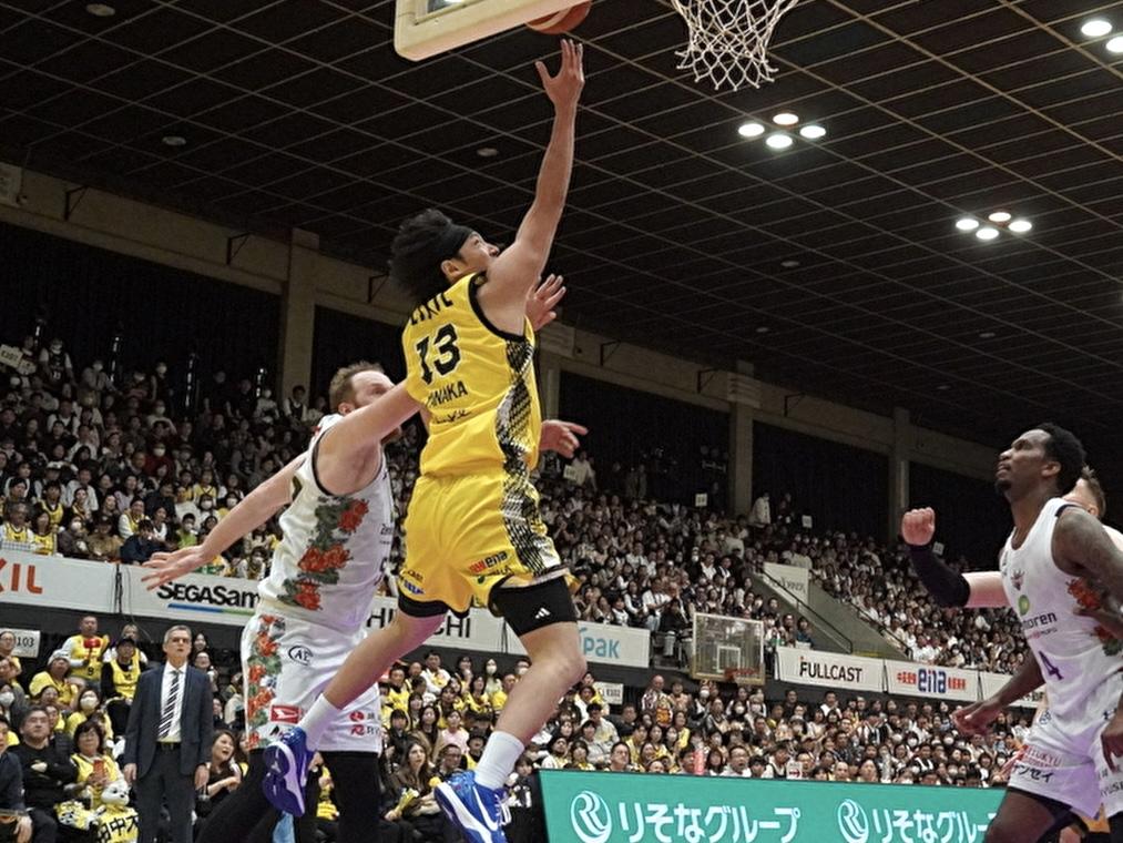 チーム最多の21得点を上げた田中大貴選手（中央）