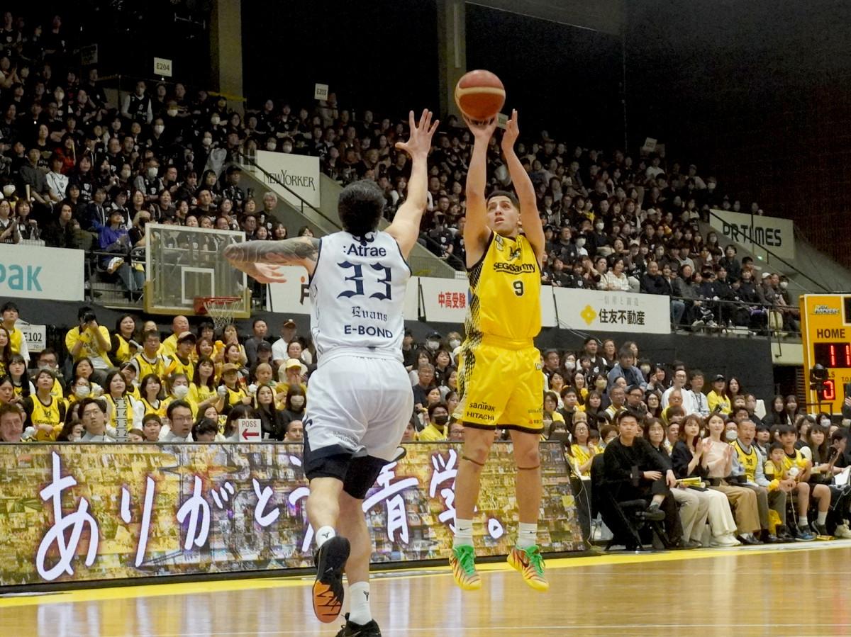 立ち上がりでチームに勢いを与えたベンドラメ礼生選手（中央右）