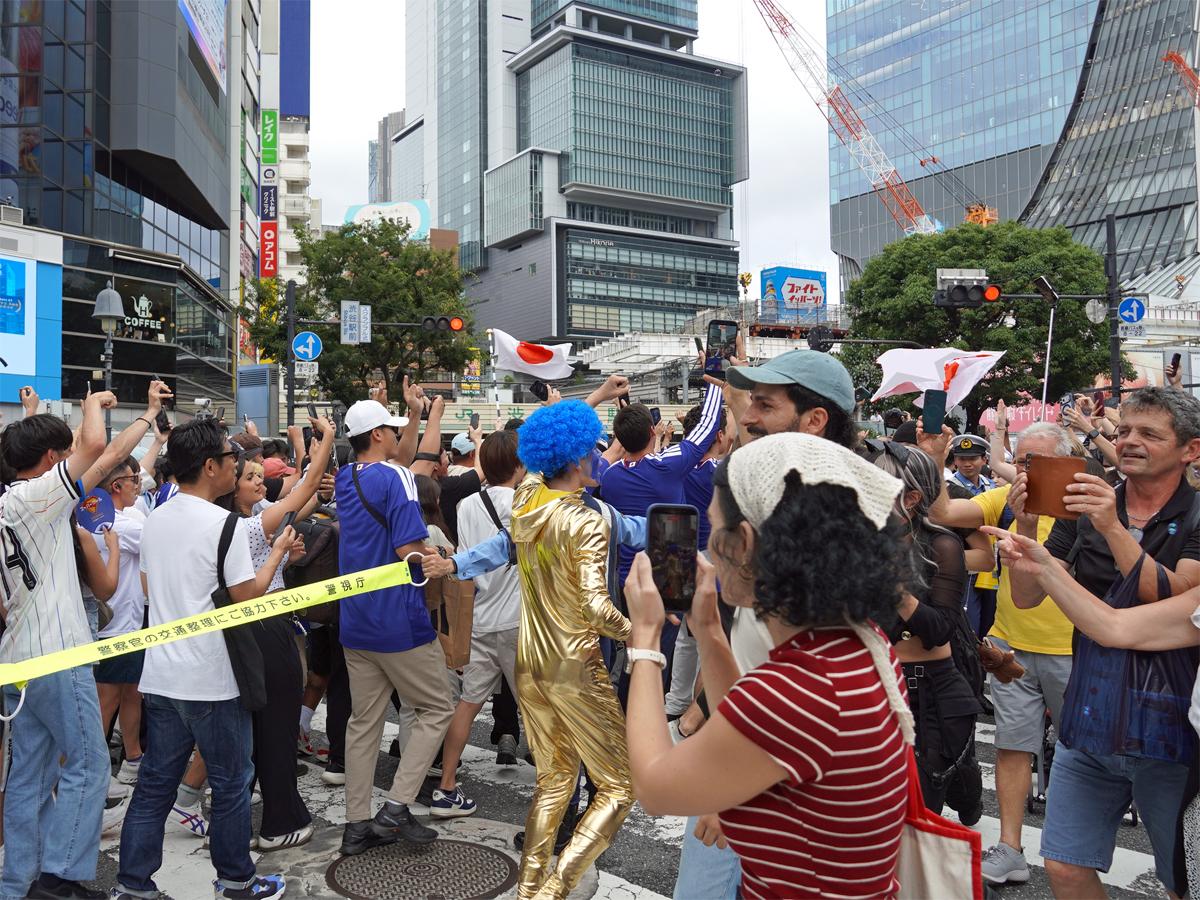 渋谷駅前スクランブル交差点で喜びを爆発させるサポーターら