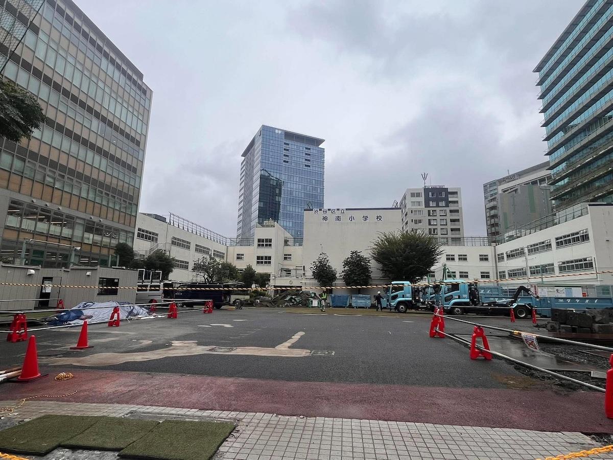 取り壊しが始まった渋谷区立神南小学校（外観）