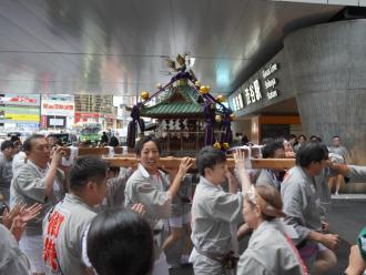 みこし渡御の様子