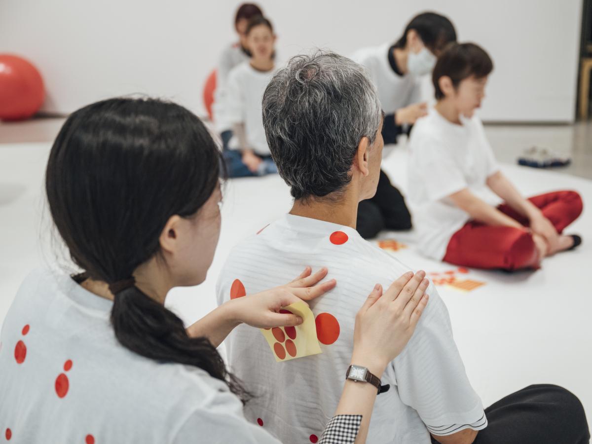 凝っている場所に赤いシールを貼るワークショップの様子。撮影：池ノ谷侑花（ゆかい）