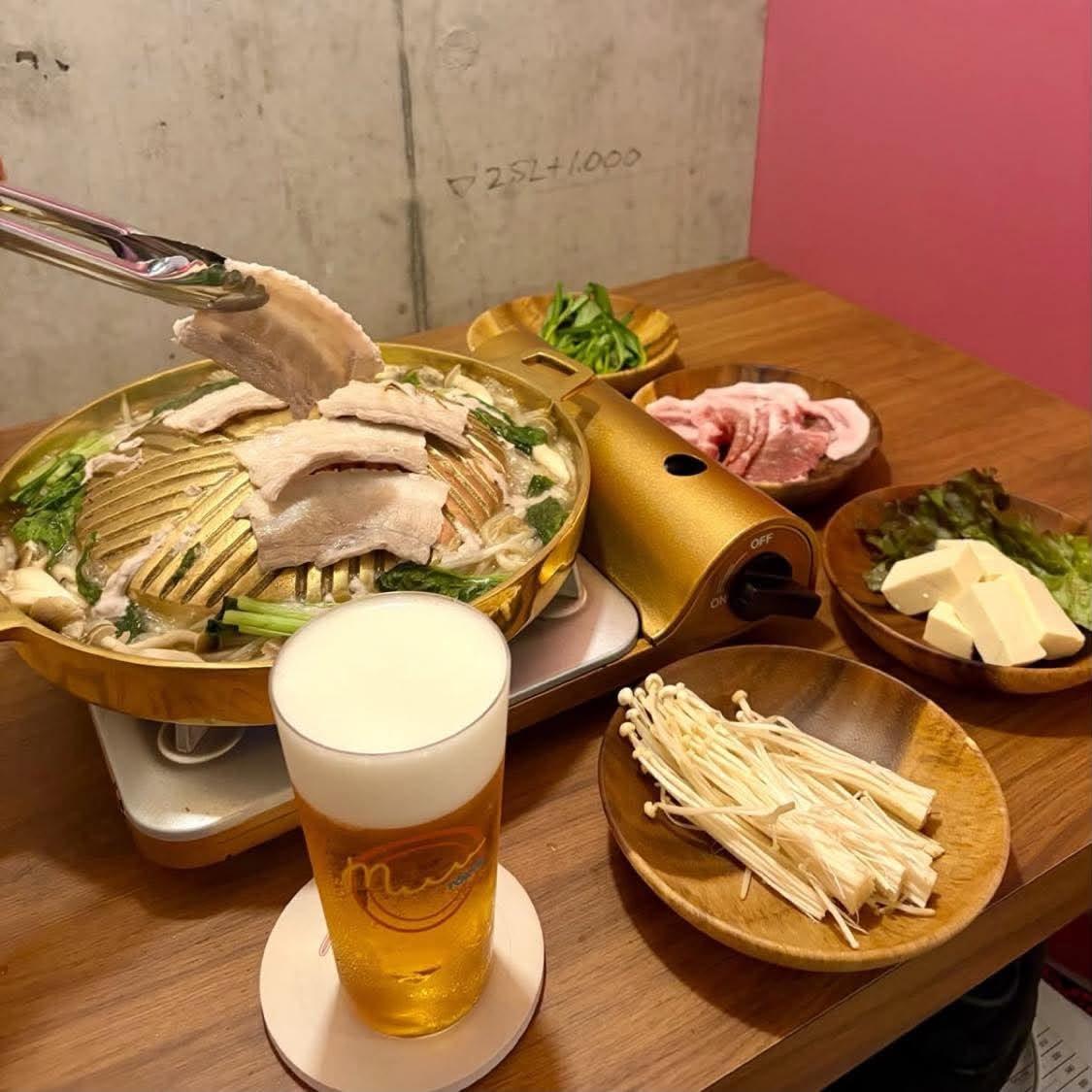 主力で提供するタイ式焼き肉・しゃぶしゃぶ鍋「ムーガタ」