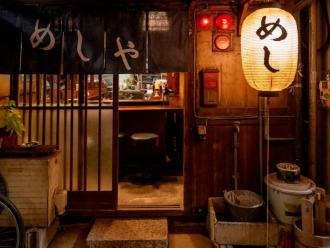 「深夜食堂」の撮影でつかわれたのれんやちょうちんを展示する