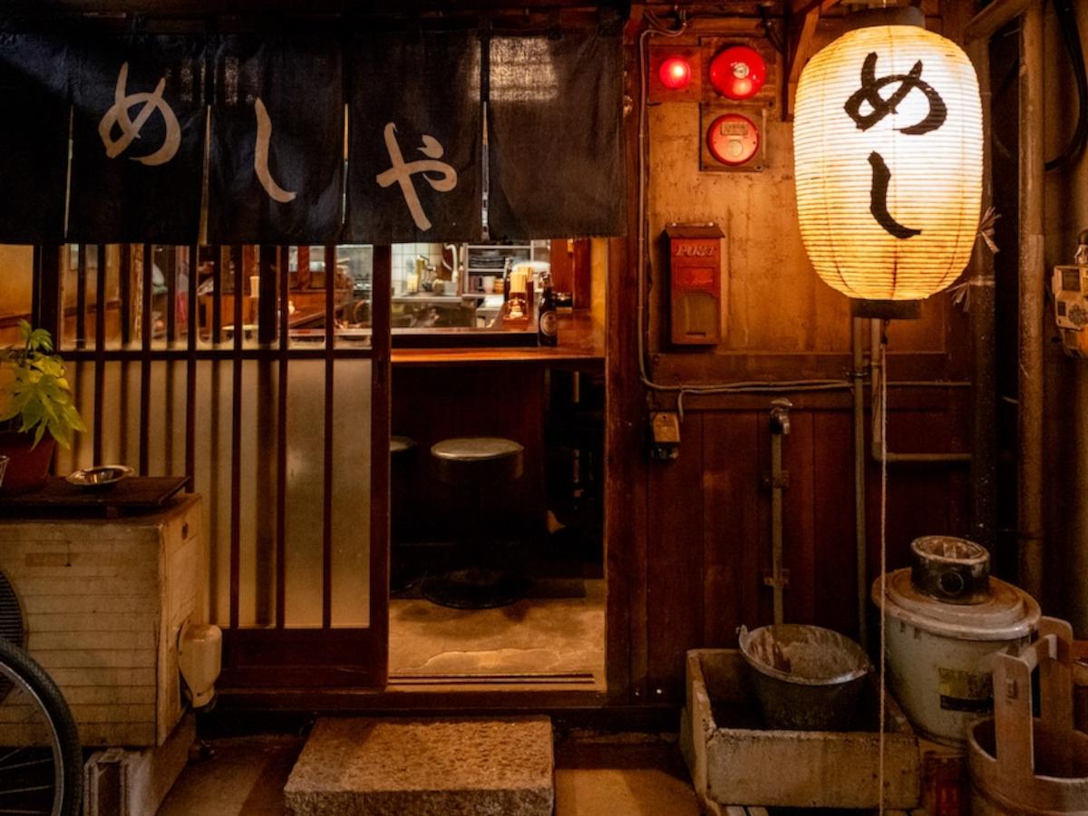 「深夜食堂」の撮影でつかわれたのれんやちょうちんを展示する