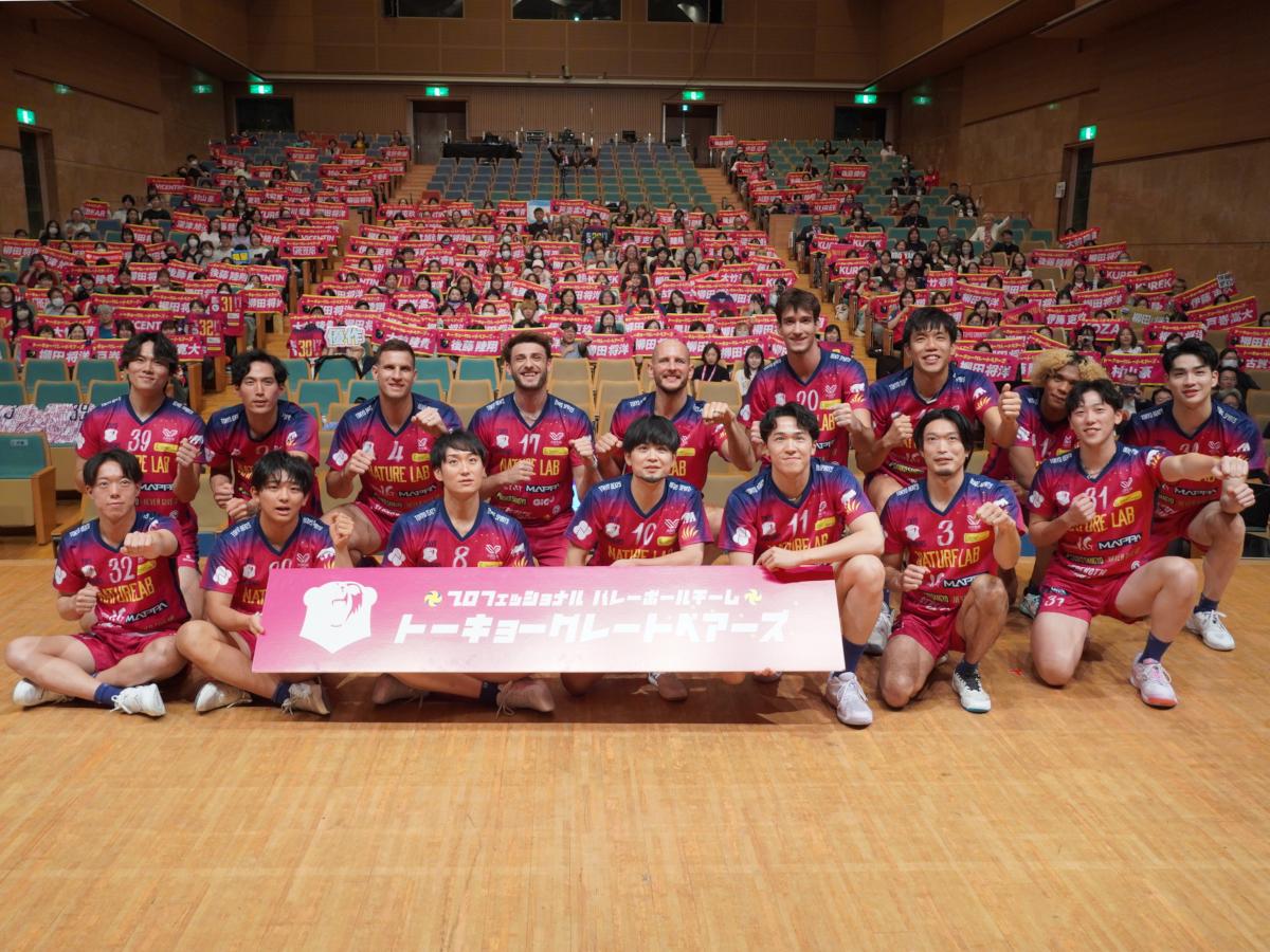 集まった約400人のファンらたちと