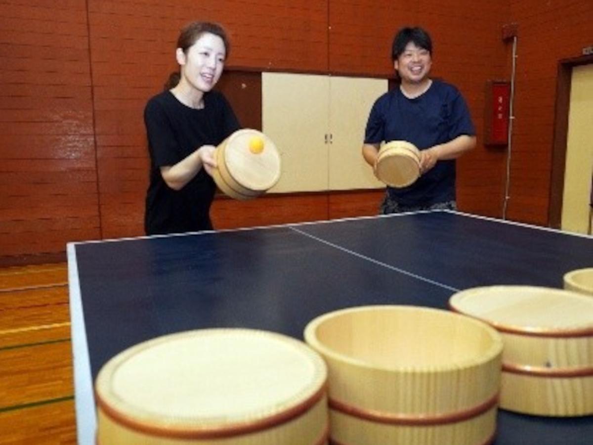 桶をラケット代わりに使う「桶ット卓球」のイメージ